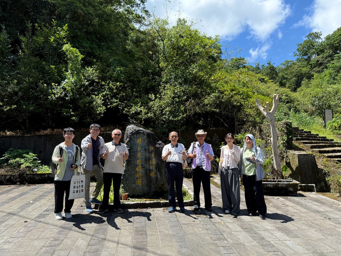 2026年8月4日慈濟大學與民眾團體5人參訪，於晴朗天氣下在衛生福利部『國家藥用植物園』石碑前合影。圖片