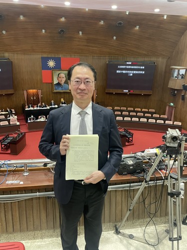 所長蘇奕彰於立法院議場手持國家中醫研究院設置條例相關文件留影。圖片
