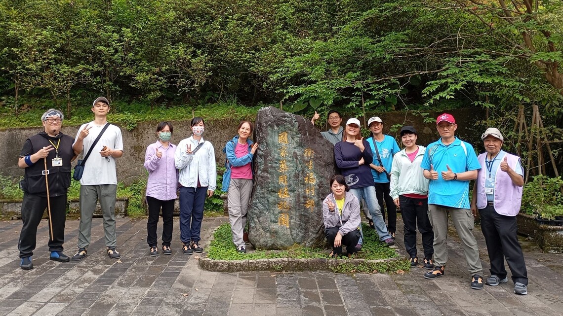 2026年4月15日平溪國小20人參訪團，於衛生福利部『國家藥用植物園』石碑前開心合影。圖片