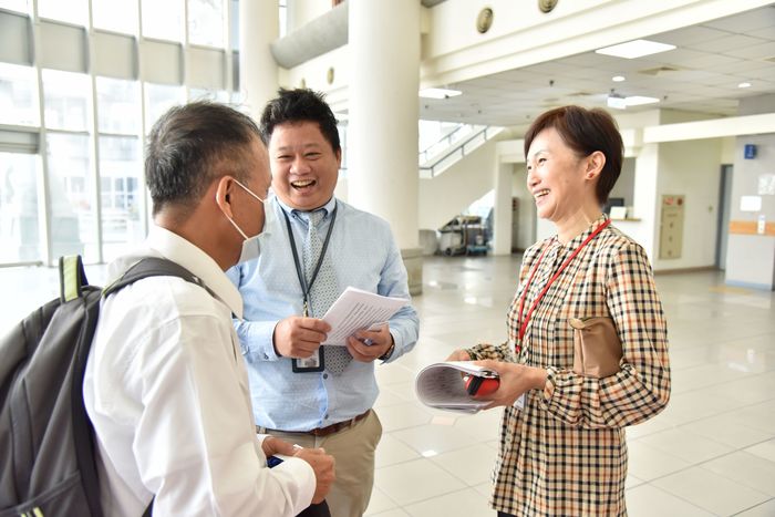 中醫所邱文慧副所長(右)、標本館館長廖家慶老師(中)與嚴新富老師(左)相見歡