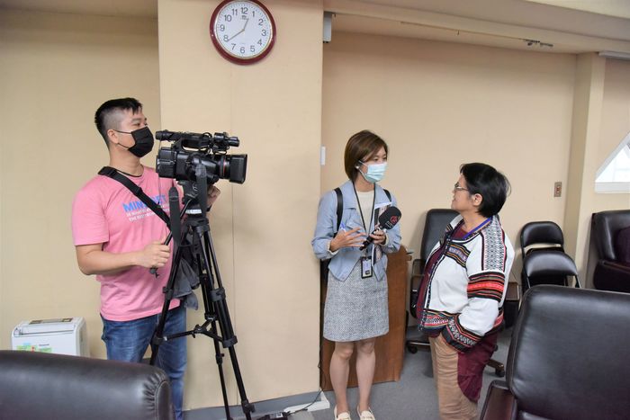 記者採訪阿慕依．達耀老師(右)