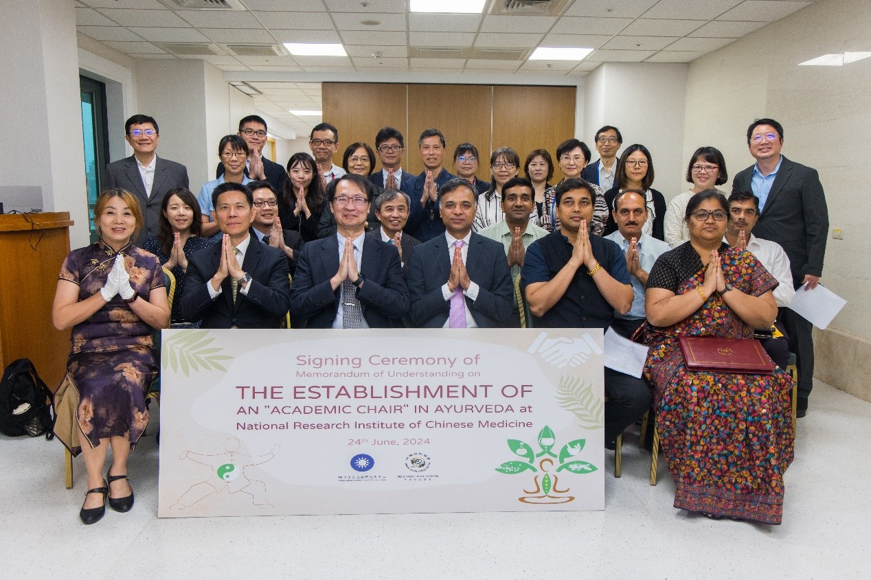 After the signing of the memorandum, attending guests took a group photo.