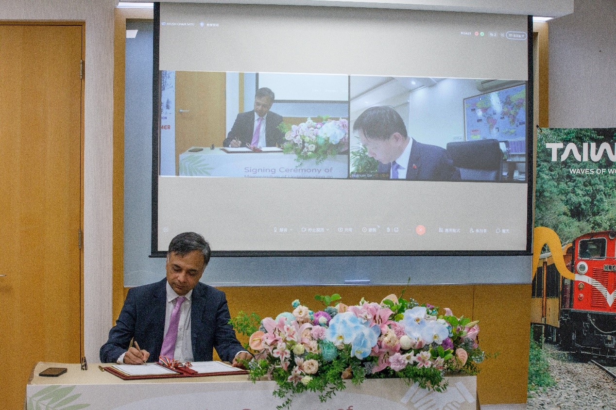 The signing ceremony of Memorandum of Understanding on “THE ESTABLISHMENT OF AN “ACADEMIC CHAIR” IN AYURVEDA at National Research Institute of Chinese Medicine, Ministry of Health and Welfare” was held on 24th June, 2024, at the "Double Tenth Joint conference of IASTAM and ASHM” in Taipei. The memorandum was signed by Representative Baushuan Ger of the Taipei Economic and Cultural Center in India via video conference (on the screen at the right) and Director General Manharsinh Yadav of the India Taipei Association, who attended the meeting in person (at the signing table at the left).