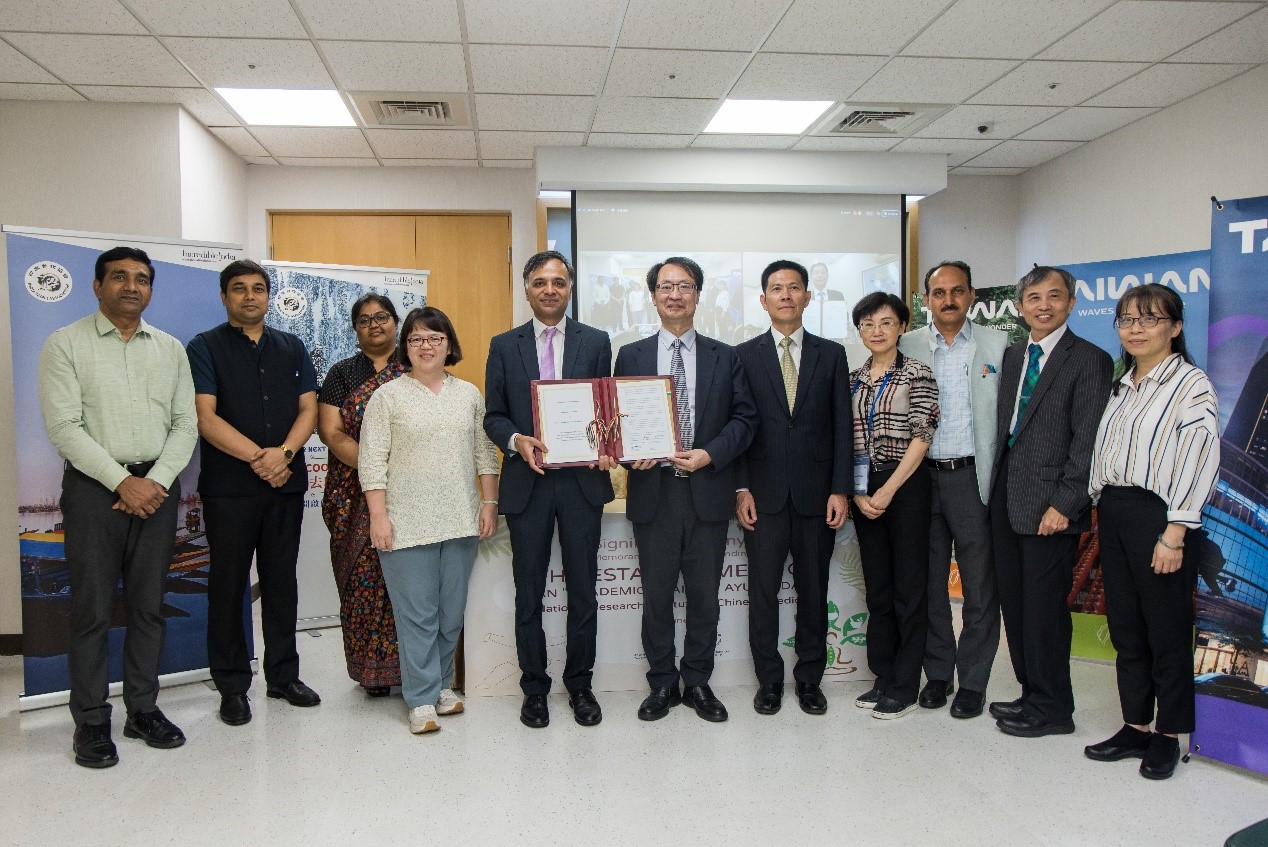 After the signing of the memorandum, representatives from both parties and attending guests took a group photo. (From left to right) Director Sudesh Kumar Yadav, Institute of Himalayan Bioresource Technology(IHBT), Deputy Director General Prasant Tripathi, India Taipei Association (ITA), Deputy Director General Aparna Ganesan, ITA, Dr. Yu-Hwei Tseng, National Cheng Kung University, Director General Manharsinh Yadav, ITA, Director Yi-Chang Su, National Research Institute of Chinese Medicine (NRICM), Deputy Director-General Stephen Hsu, Department of East Asian and Pacific Affairs, MOFA, Deputy Director Wen-Fei Chiou, NRICM, Dr. Rakesh Kumar, IHBT, Prof. Yi-Tsau Huang, National Yang Ming Chiao Tung University, Section Chief Shih-Chen Lai, Department of Chinese Medicine and Pharmacy. (On the screen) Representative Baushuan Ger, Taipei Economic and Cultural Center.
